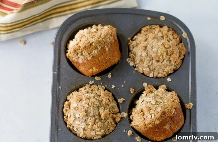 Delicious Apple Muffins with a crispy oatmeal streusel